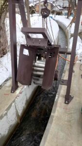 黒姫駅前に設置された小型水力発電装置